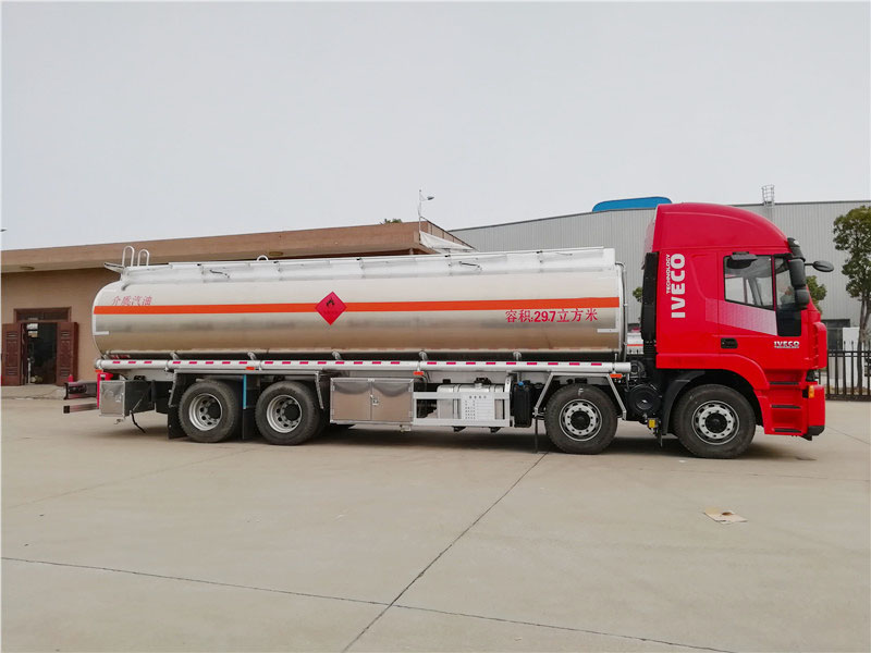 上汽紅巖29.7方前四后八鋁合金運油車，20噸運油車